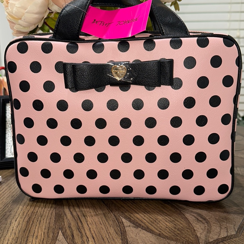 🔥🔥🔥🔥HOST PICK 🔥🔥🔥🔥NWT BETSEY JOHNSON COSMETICS CASE ✨💕✨